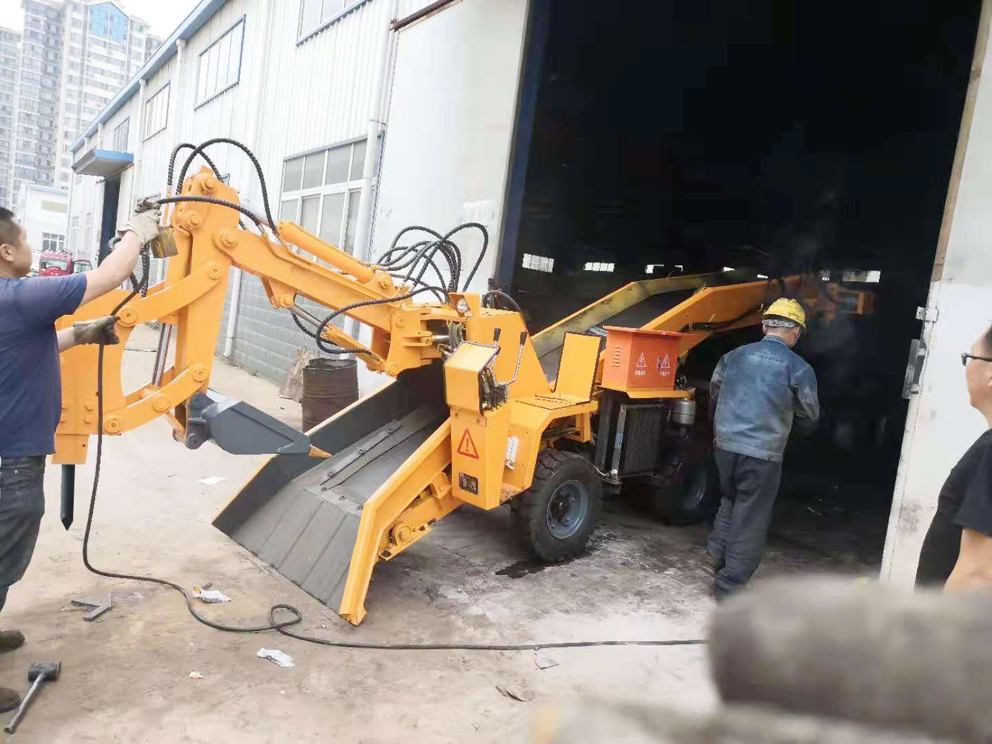 60轮胎破碎锤香蕉成人视频