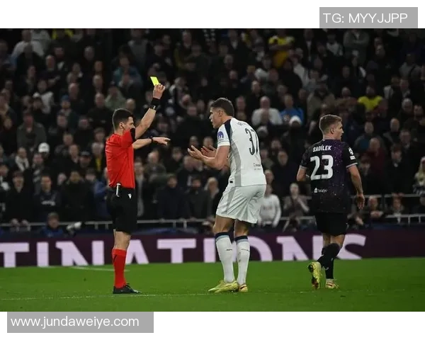 英超激战：拜仁险胜波尔图红牌事件引发全场热议与争议