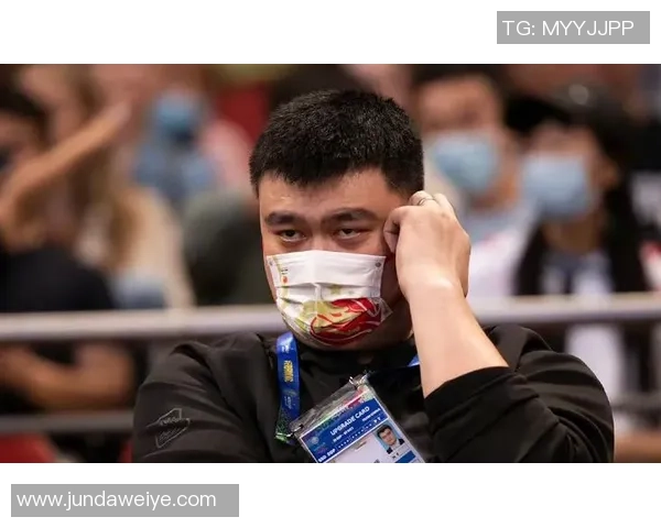 姚明佩戴口罩现身活动引发关注展现运动员的责任与担当